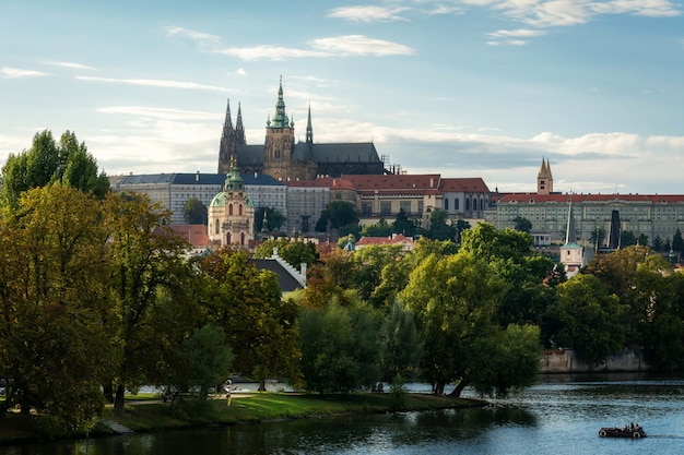 El castillo de Praga y el río Moldava en primer plano