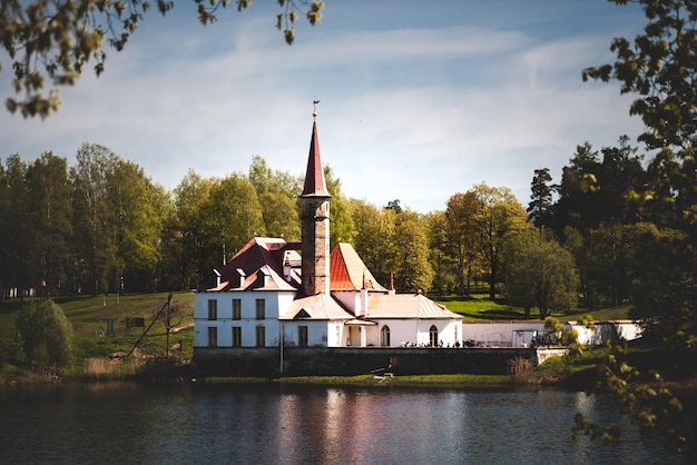 Castillo del Priorato en Gatchina vista desde el lago Rusia Gatchina