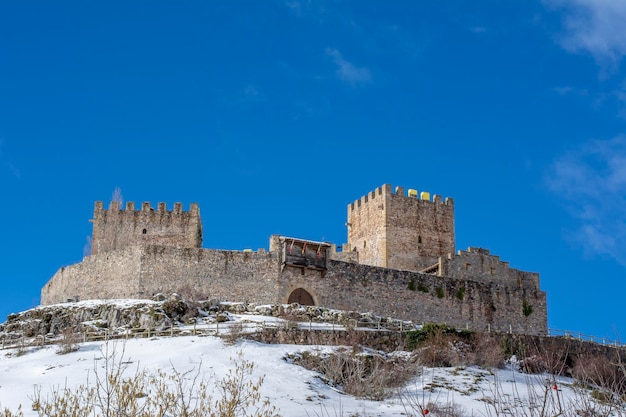 Castillo del pueblo de Argueso en la provincia de Cantabria España en un día de invierno nevado