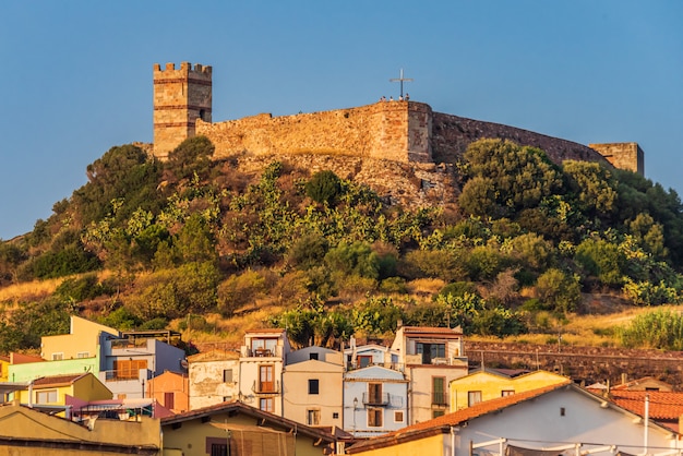 Castillo en el pueblo de Bosa