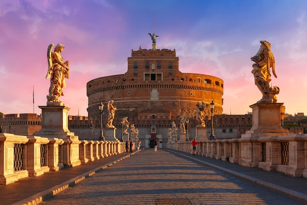 Castillo y puente de San Ángel al amanecer Roma, Italia.