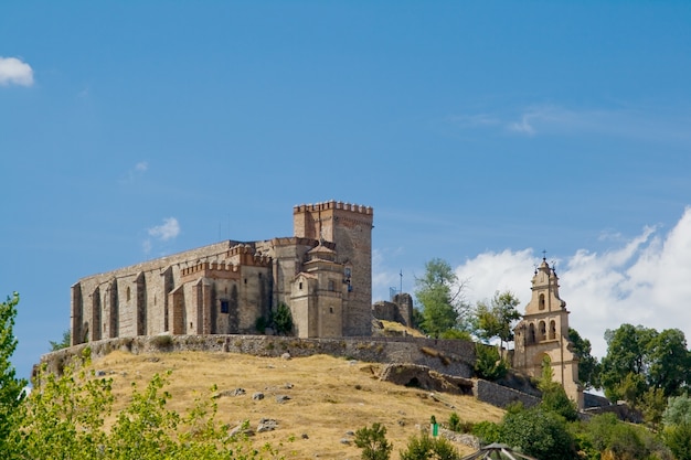 Castillo que levanta la ciudad de Aracena, situado en la cordillera del mismo nombre.