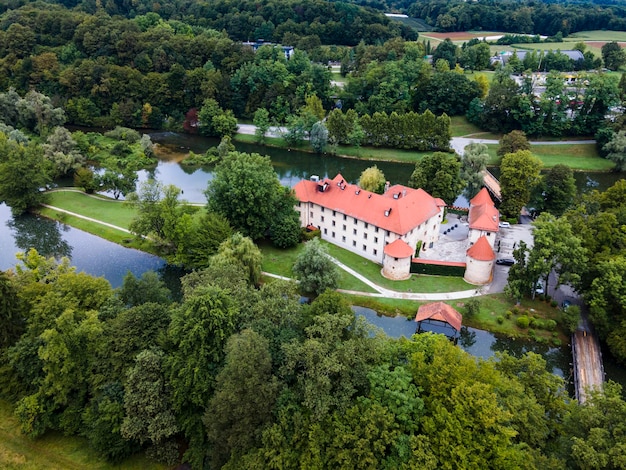 Castillo romántico de Otocec en el río Krka en Eslovenia Drone View