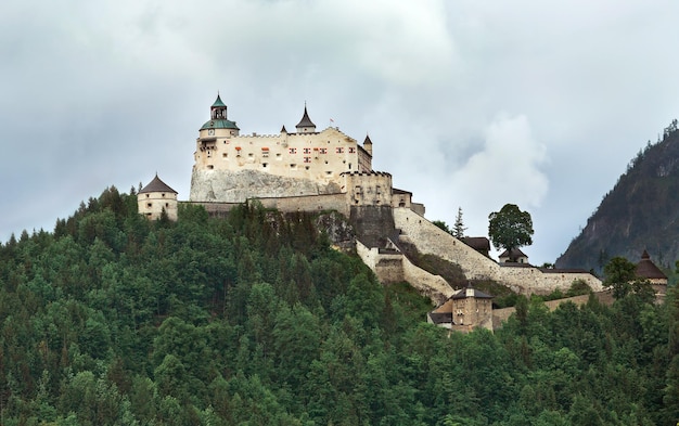 Castillo en Salzburgo en la cima de una montaña