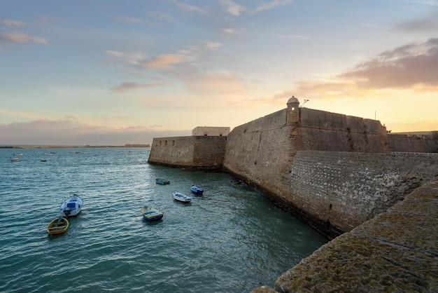 Foto el castillo de santa catalina al atardecer cádiz andalucía españa