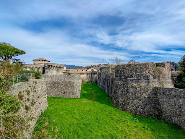 El castillo de Sarzana, la muralla de piedra de la fortaleza