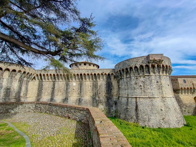 Foto el castillo de sarzana, la muralla de piedra de la fortaleza