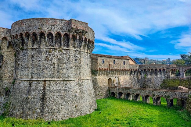 El castillo de Sarzana, la muralla de piedra de la fortaleza