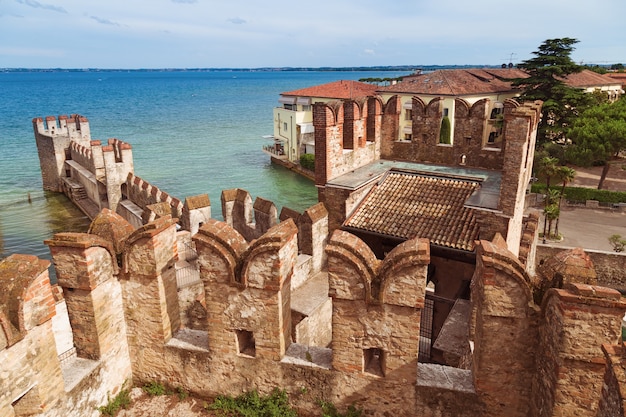 El castillo Scaliger es un hito histórico de la ciudad de Sirmione en Italia en el lago de Garda. Castillo medieval italiano. Los muros de piedra de una antigua torre.