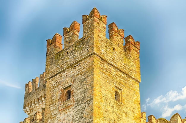 Castillo Scaliger en el lago de Garda Sirmione Italia