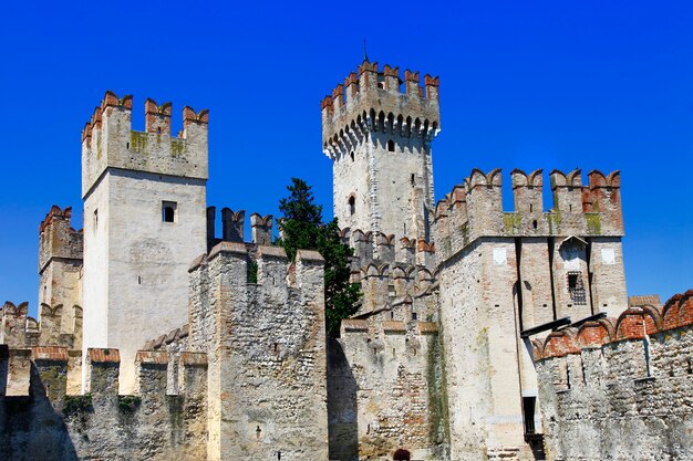 Castillo Scaliger en Sirmione, en el lago Lagod di Garda, Lombardia, norte de Italia