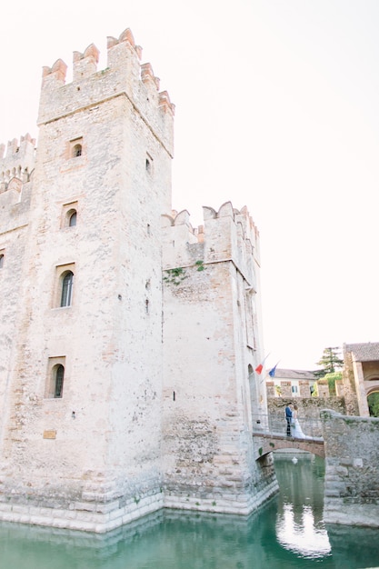 Castillo Scaligero, castillo medieval en Sirmione en la orilla del lago de Garda, Italia