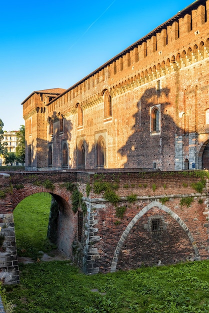 Castillo Sforza con foso y puente Milán Italia