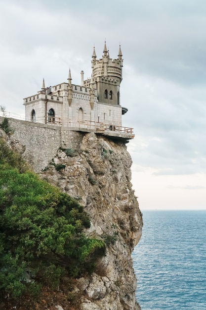 Castillo sobre una roca en el acantilado cerca del mar.