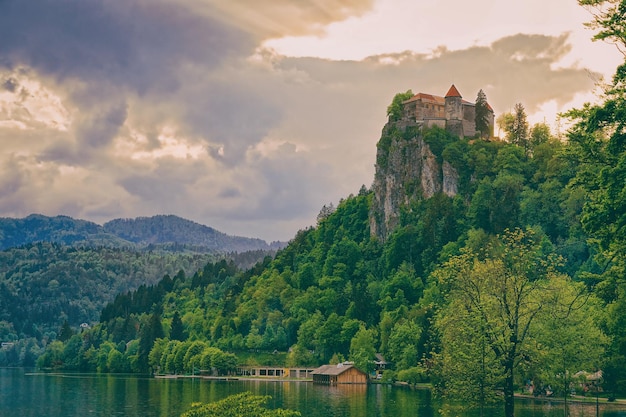 Castillo sobre la roca en el lago Bled, Eslovenia