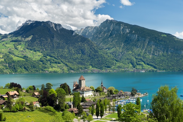 Castillo de Spiez en el lago Thun en Berna, Suiza.