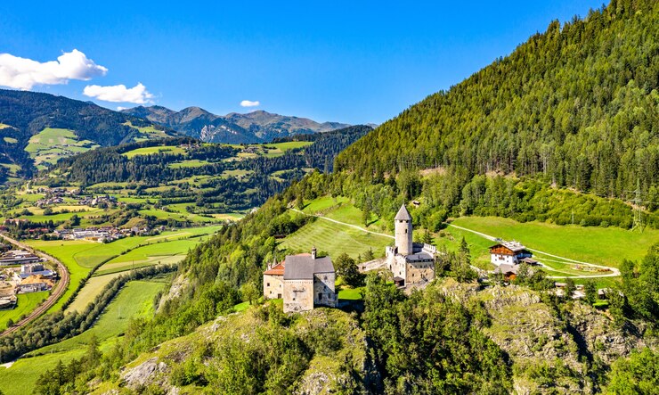 Foto castillo sprechenstein o castel pietra en tirol del sur, italia