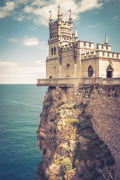 Castillo de Swallow's Nest sobre el Mar Negro en Crimea Rusia Punto de referencia de Crimea en verano Impresionante vista del castillo en la roca Swallow's Nest es un símbolo de Crimea Foto de época
