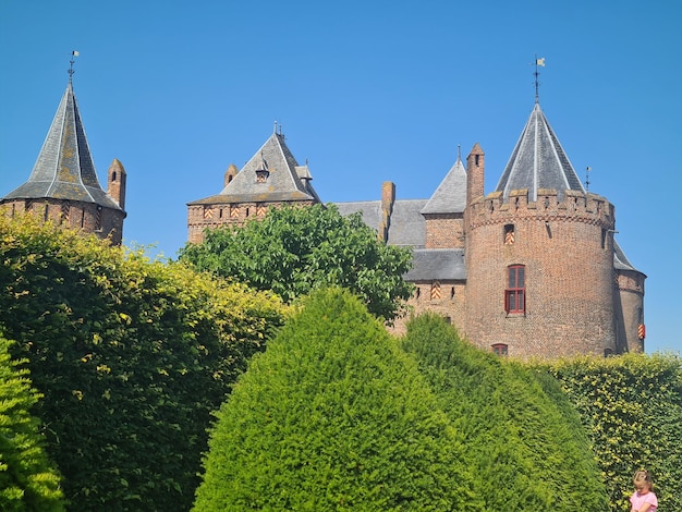 Un castillo con una torre que tiene una bandera