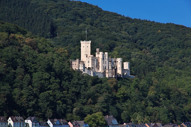 Castillo en el valle del Rin en Alemania occidental