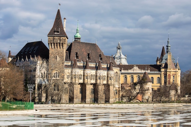 Castillo viejo hermoso en Budapest Hungría
