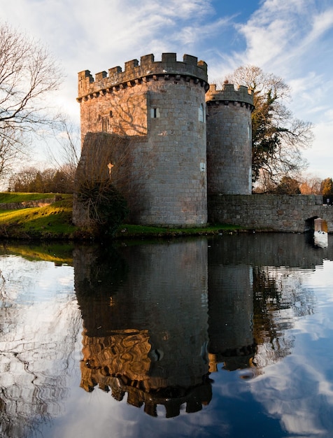 Castillo de Whittington en Shropshire reflexionando sobre el foso