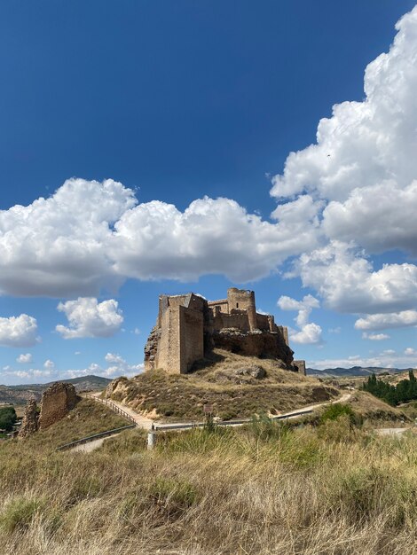 El castillo de Zorita de los Canes ubicado junto al río Tajo en Guadalajara España