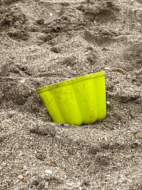 Foto castillos de arena en la playa hechos por un niño