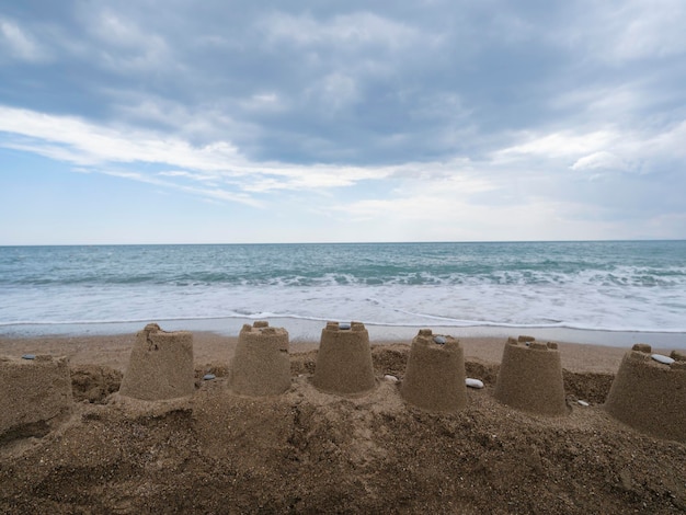 Castillos de arena en la playa