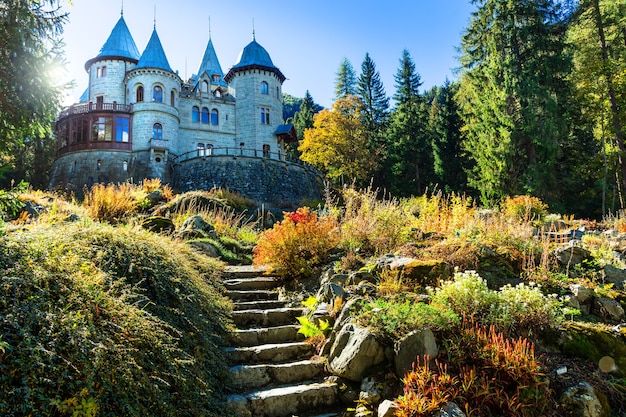 Castillos románticos del Valle de Aosta, castillo de cuento de hadas de Savoia. Norte de italia