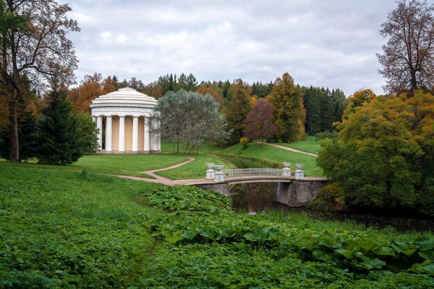 Castiron Bridge und der Tempel der Freundschaft im Pavlovsky Park Sankt Petersburg Russland