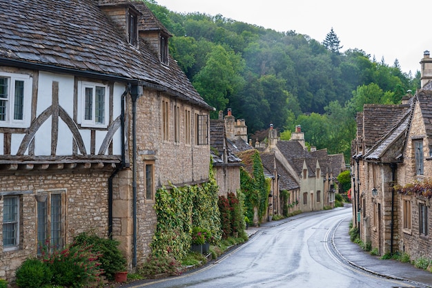 Castle Combe pueblo pintoresco con casas de piedra bien conservadas que datan del siglo XVI en Inglaterra