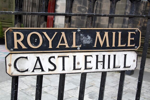 Castlehill y los letreros de la calle Royal Mile, Edimburgo, Escocia, Reino Unido