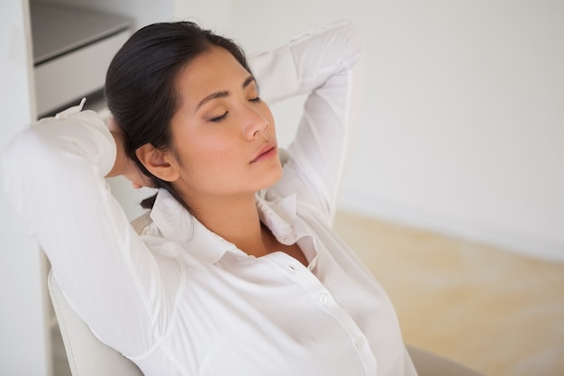 Casual empresaria tomando una siesta en su escritorio