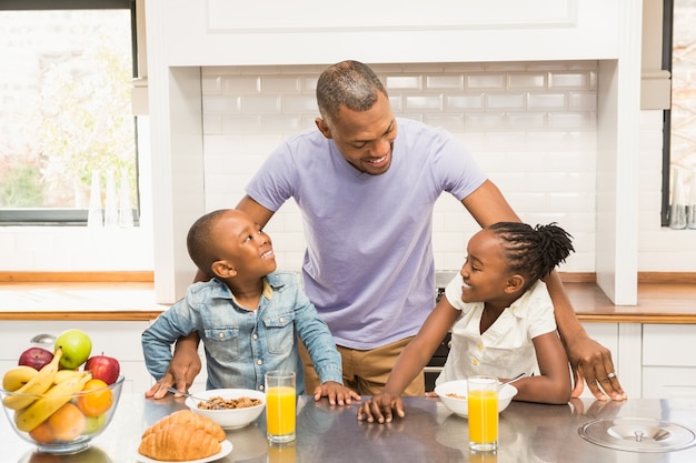 Casual familia feliz desayunando