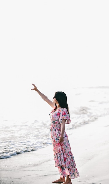 casual, feliz, niña bonita, en, playa, indio, pakistaní, modelo