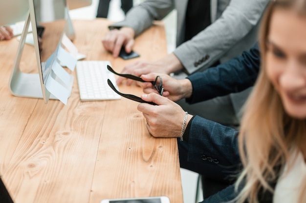 Casual grupo de gente de negocios sentado en el escritorio de oficina