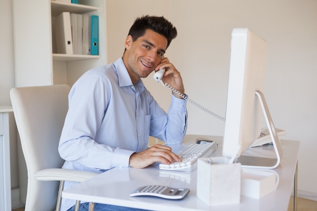 Casual hombre de negocios hablando por teléfono