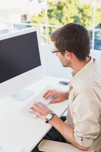 Casual hombre de negocios trabajando en su escritorio