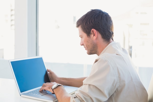 Casual hombre de negocios trabajando en su escritorio