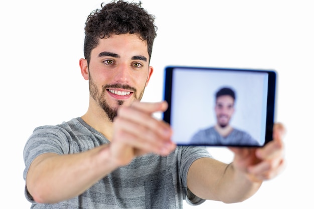 Casual hombre tomando un selfie