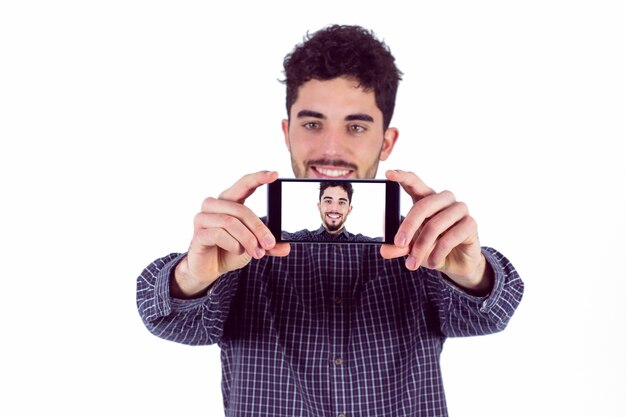 Foto casual hombre tomando un selfie