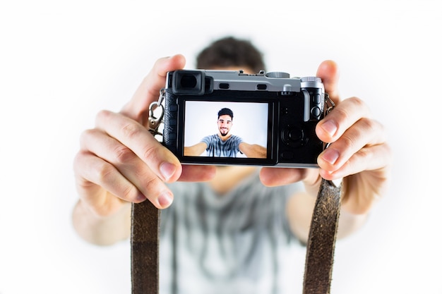 Casual hombre tomando un selfie