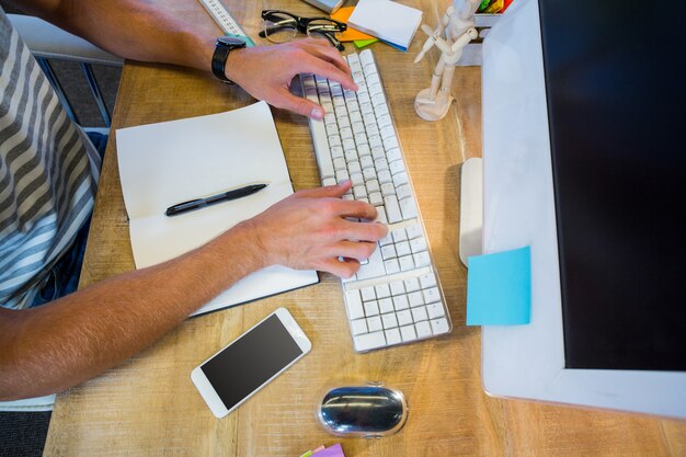 Casual, homem negócios, digitando, ligado, teclado