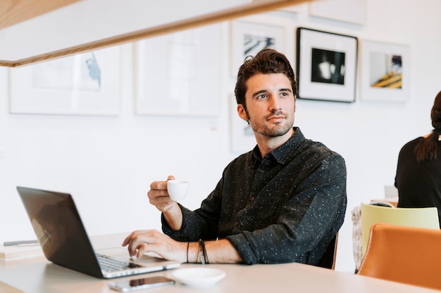 Foto casual homem trabalhando em um café