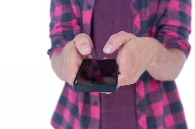 Foto casual homem usando seu smartphone