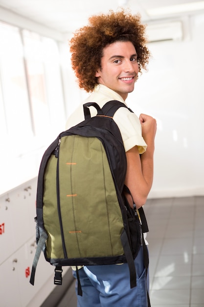 Casual jovem no corredor do escritório