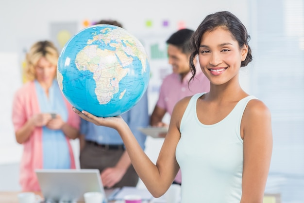 Foto casual mujer sosteniendo un globo