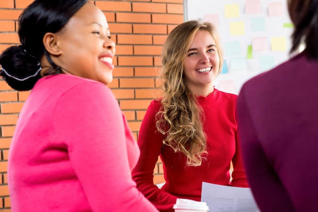 Casual mujeres multiétnicas en una reunión