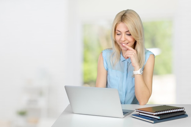 Casual, mulher, usando computador portátil